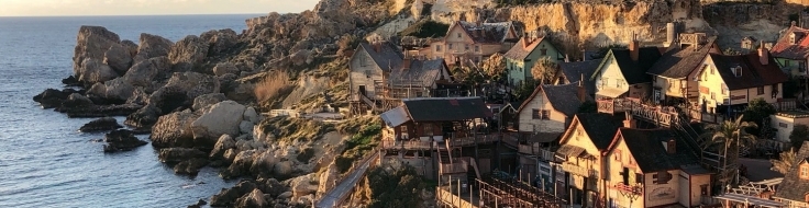 Huizen op rotswand